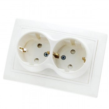 rozetka-dvojjnaja-belaja-tdm-s-zashhitnymi-shtorkami-tajjmyr-sq1814-0018